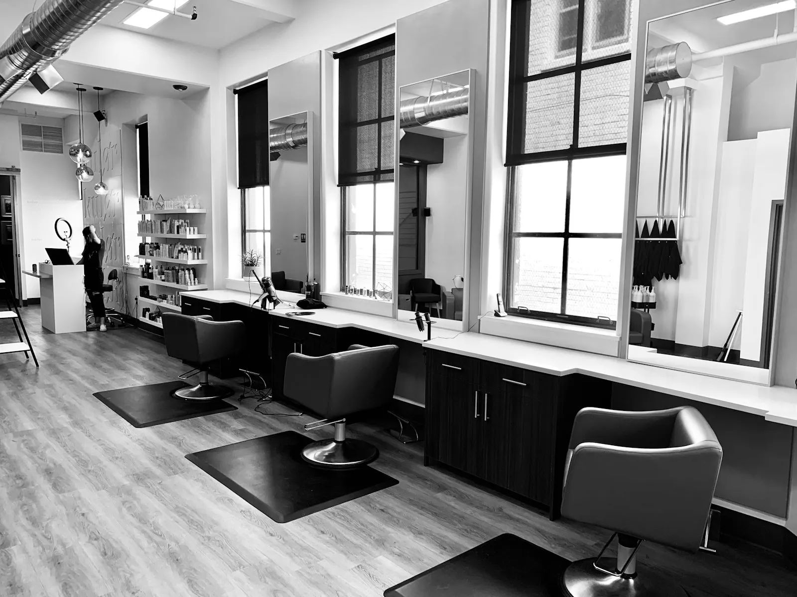 Der Salonraum: Stühle am Tageslichtfenster